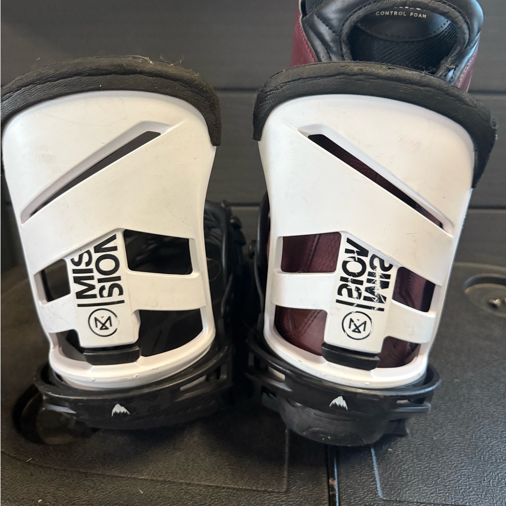 MODEL MAYSIS
US 10.5 / UK 9.5 / EUR 44 / CM 28.5

Mission bindings